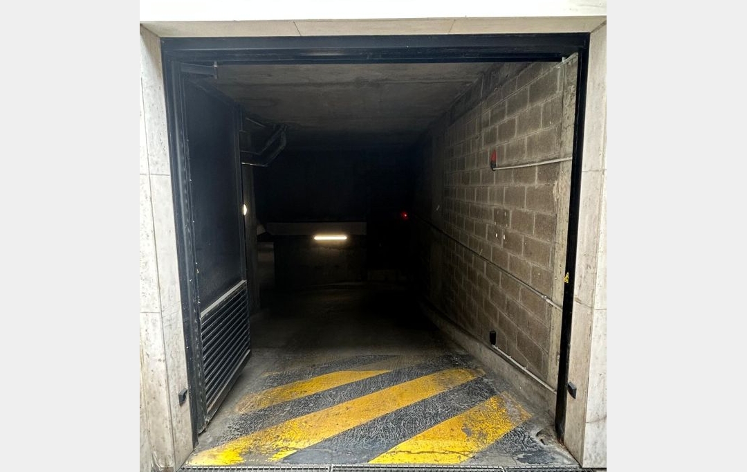 Annonces ST DENIS : Garage / Parking | PARIS (75015) | 12 m2 | 120 &euro; 
