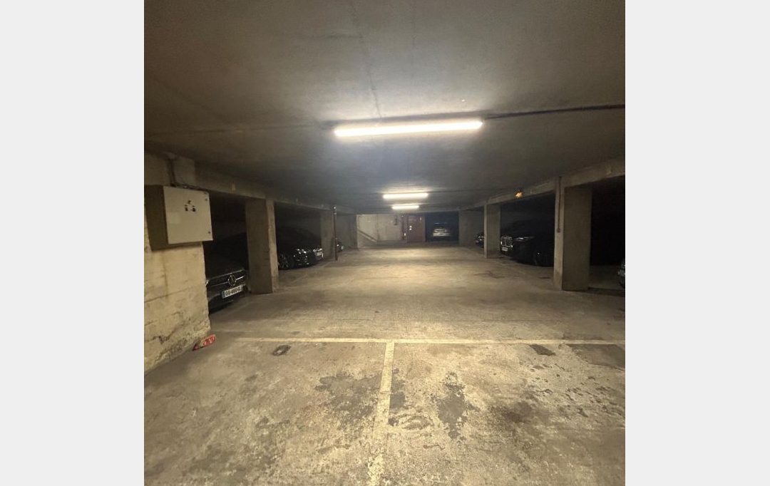 Annonces ST DENIS : Garage / Parking | PARIS (75015) | 12 m2 | 120 &euro; 